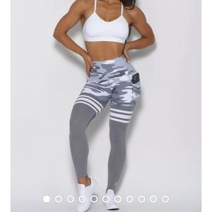 Bombshell Sportswear camo leggings small like new